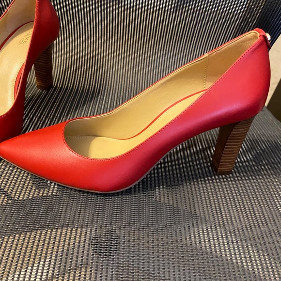Michael Kors‎ Red Leather Pointed Toe Heels Classic Pumps Shoes - Picture 4 of 10